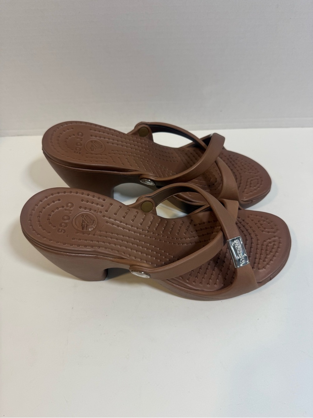 Crocs Womens W8 Brown Wedge Sandals Criss Cross Straps Slip On Comfort Heels - Picture 3 of 8